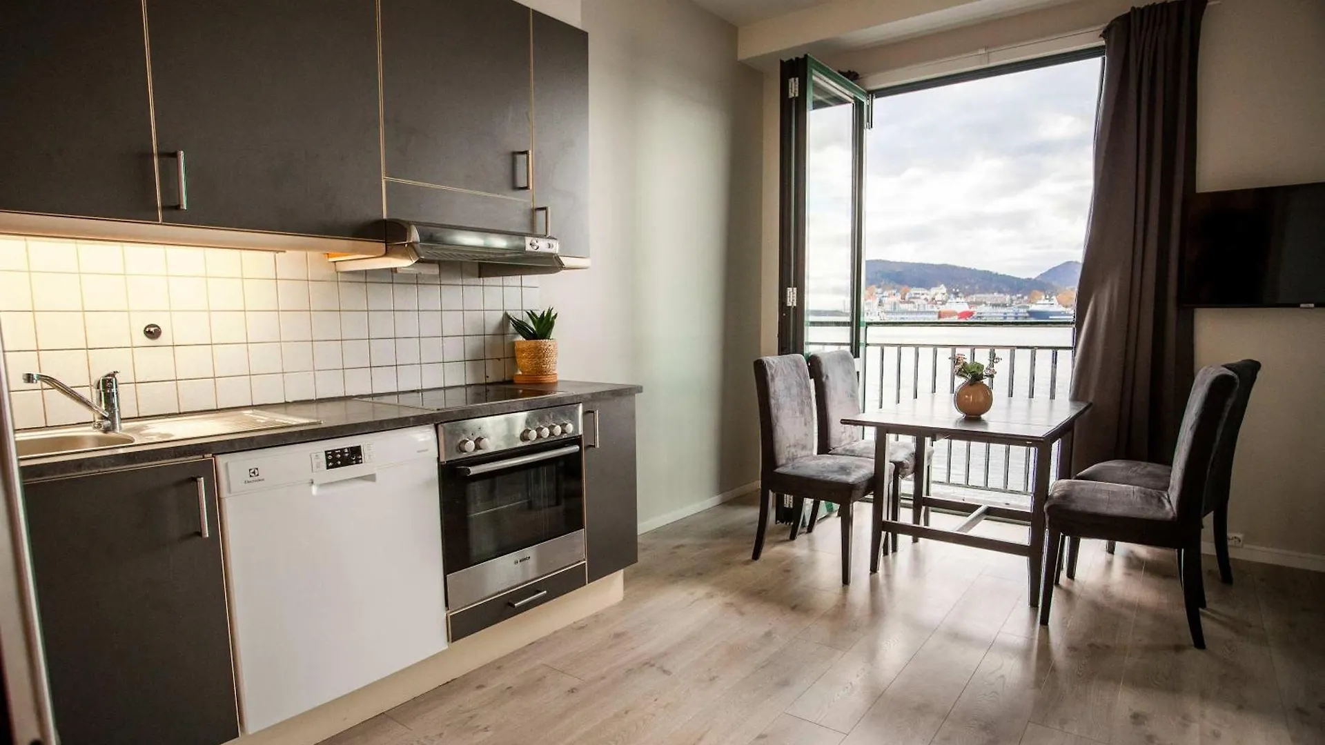Beautiful Harbour Apartment With French Balcony Bergen