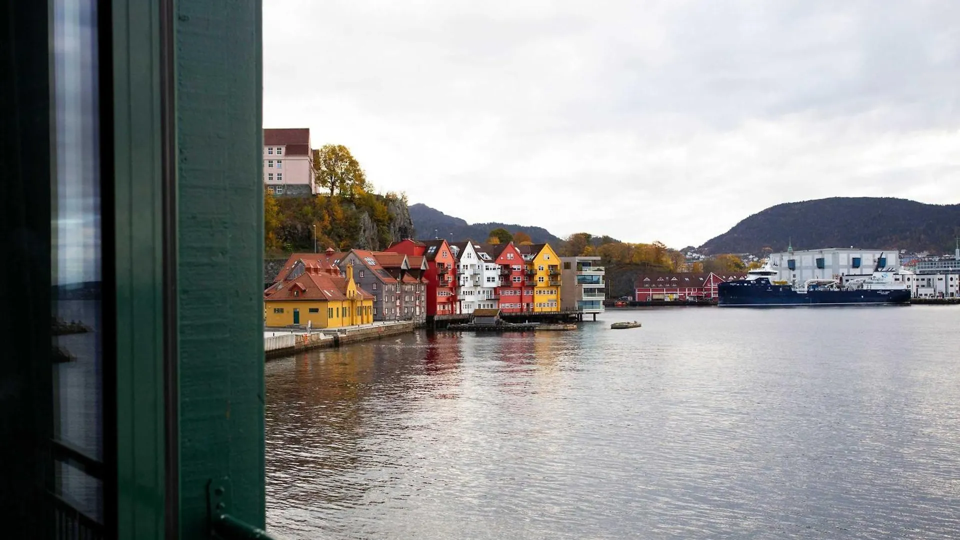 Beautiful Harbour Apartment With French Balcony Bergen
