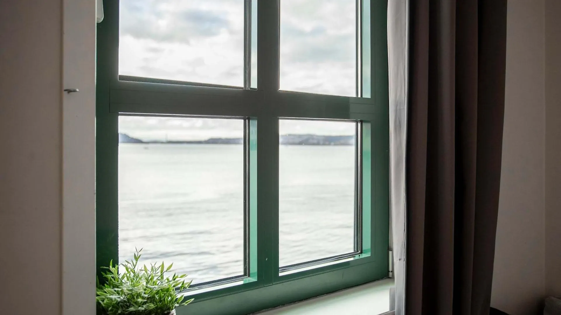 Beautiful Harbour Apartment With French Balcony Bergen