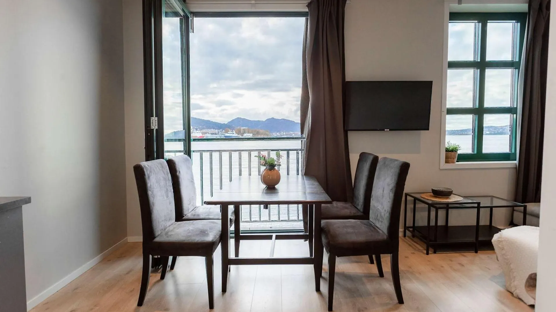 Beautiful Harbour Apartment With French Balcony Bergen