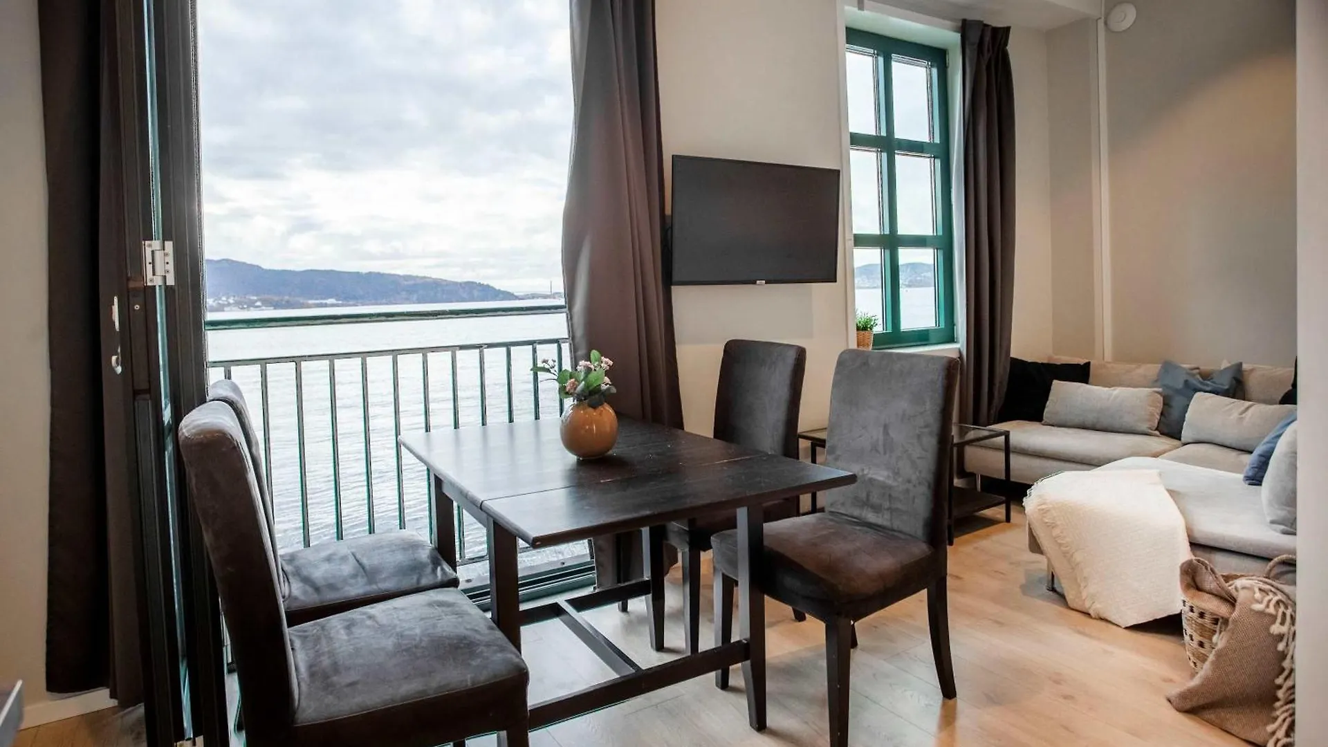 Beautiful Harbour Apartment With French Balcony Bergen